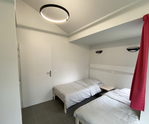 Chambre 4 lits simples avec salle de bain privative (vue sur le parc) 